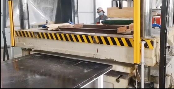 蛭石板壓力機(jī)(四梁四柱)案例介紹 蛭石板壓力機(jī)(四梁四柱)案例介紹